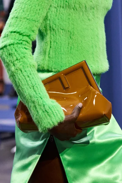 Look 80